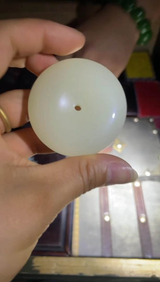 和田玉未镶嵌颈饰羊脂白平安扣1件