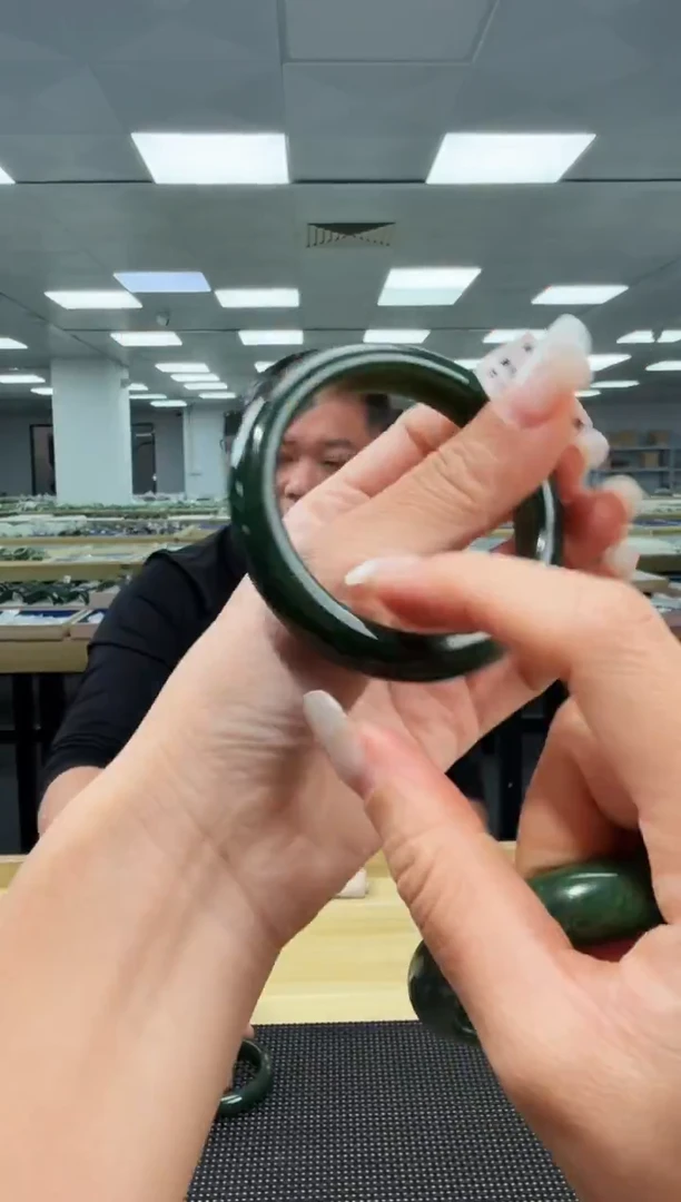 未镶嵌手镯和田玉老俄碧菠菜绿手镯圈口备注 多样性发一