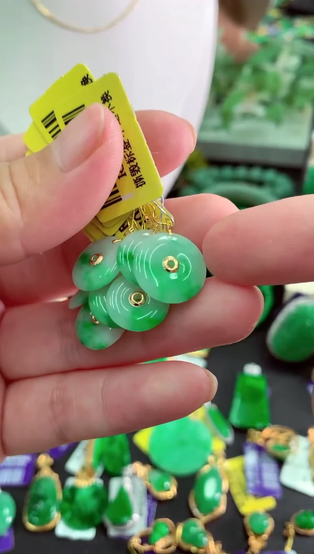翡翠18K金镶嵌吊坠(不含链)多样性发货其中一件