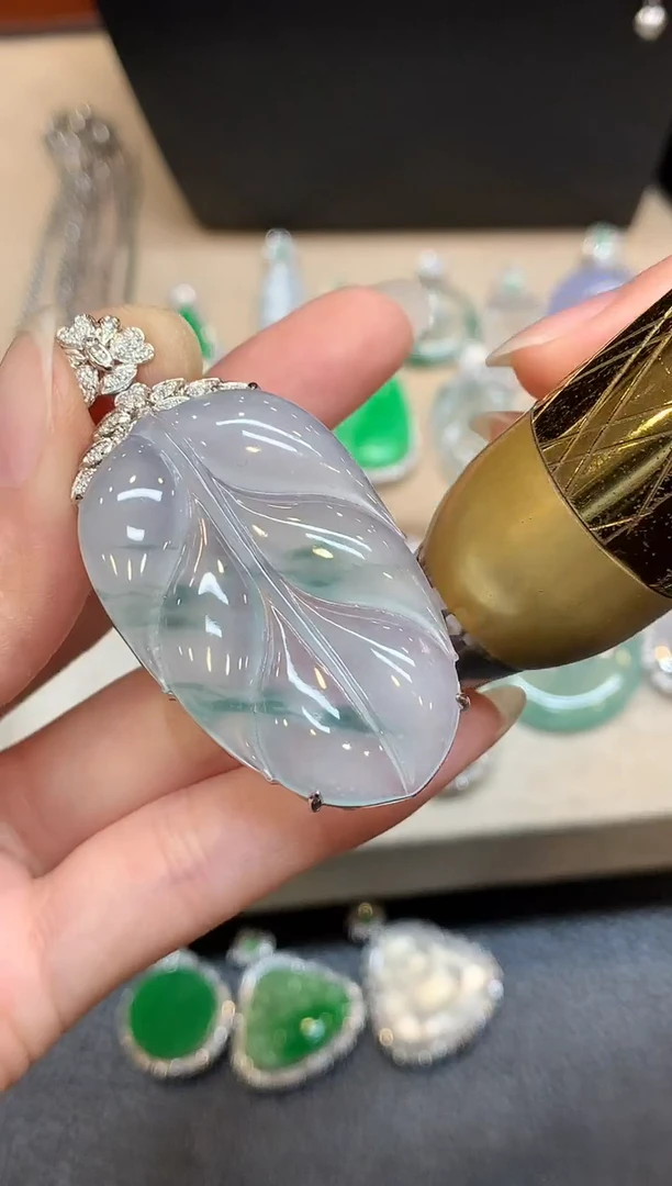 颈饰18K金镶嵌翡翠树叶【无服务费