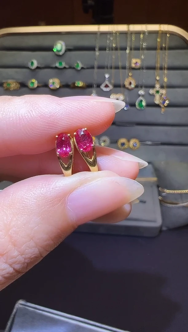 18K金镶嵌耳饰红宝石0.55ct无烧