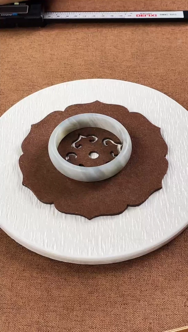 未镶嵌手镯和田玉手镯