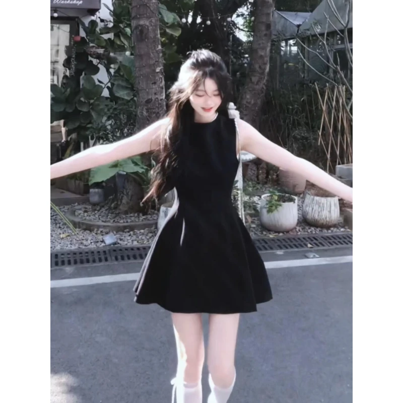 黑色无袖连衣裙法式收腰a字短裙女夏季赫本掐腰裙海边度假小黑裙