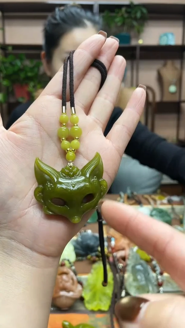 未镶嵌岫玉颈饰`