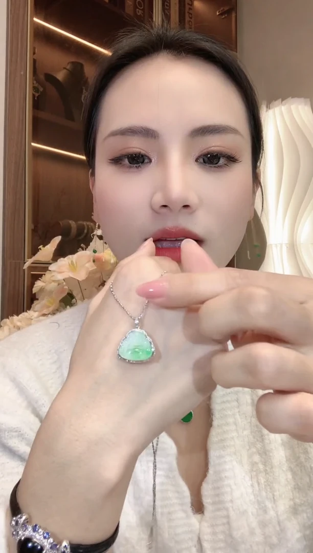 【闪购商品】翡翠吊坠(不含链)18K金镶嵌A9