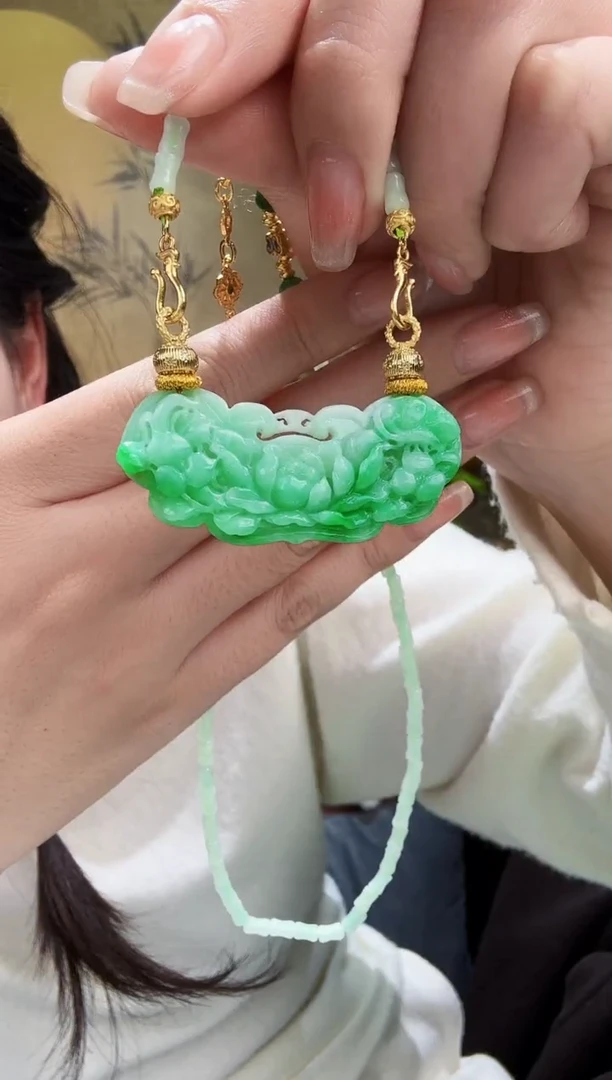 颈饰未镶嵌翡翠吊坠