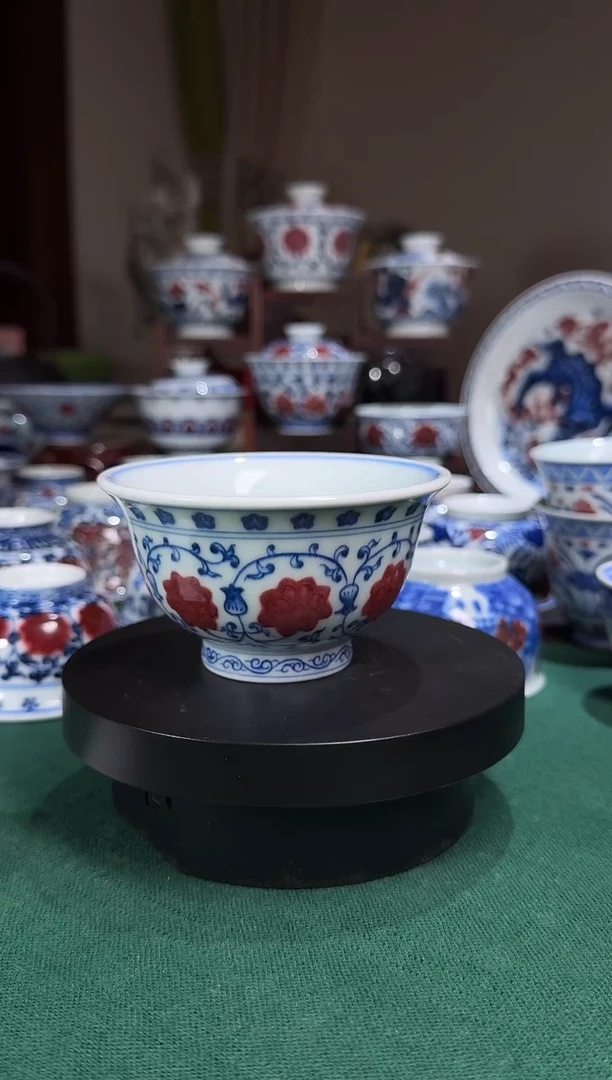 缠枝莲青花釉里红压手杯