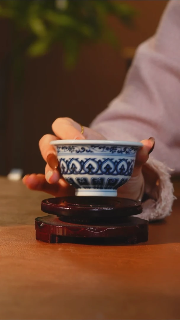 青花宝相压手杯