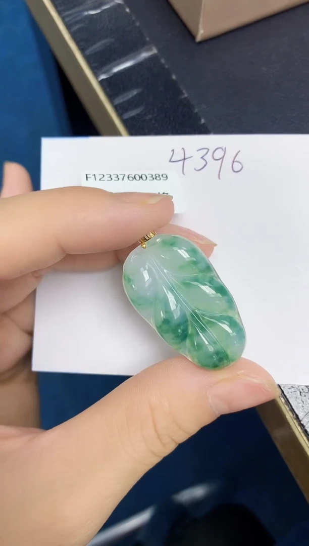 翡翠18K金镶嵌颈饰天然缅甸翡翠A货