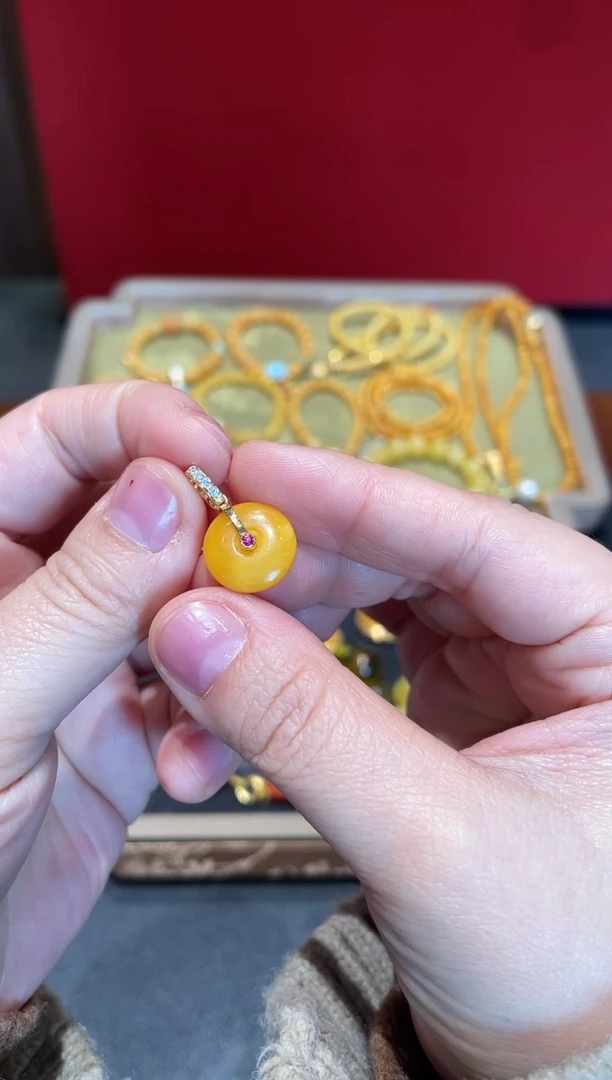 蜜蜡颈饰银S925镀金镶嵌吊坠