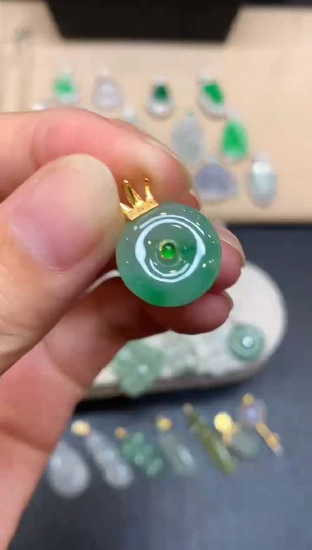 颈饰18K金镶嵌翡翠平安扣【无服务费