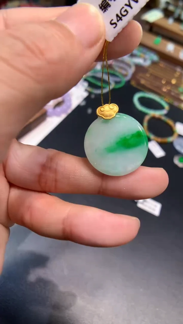 颈饰18K金镶嵌翡翠无事牌