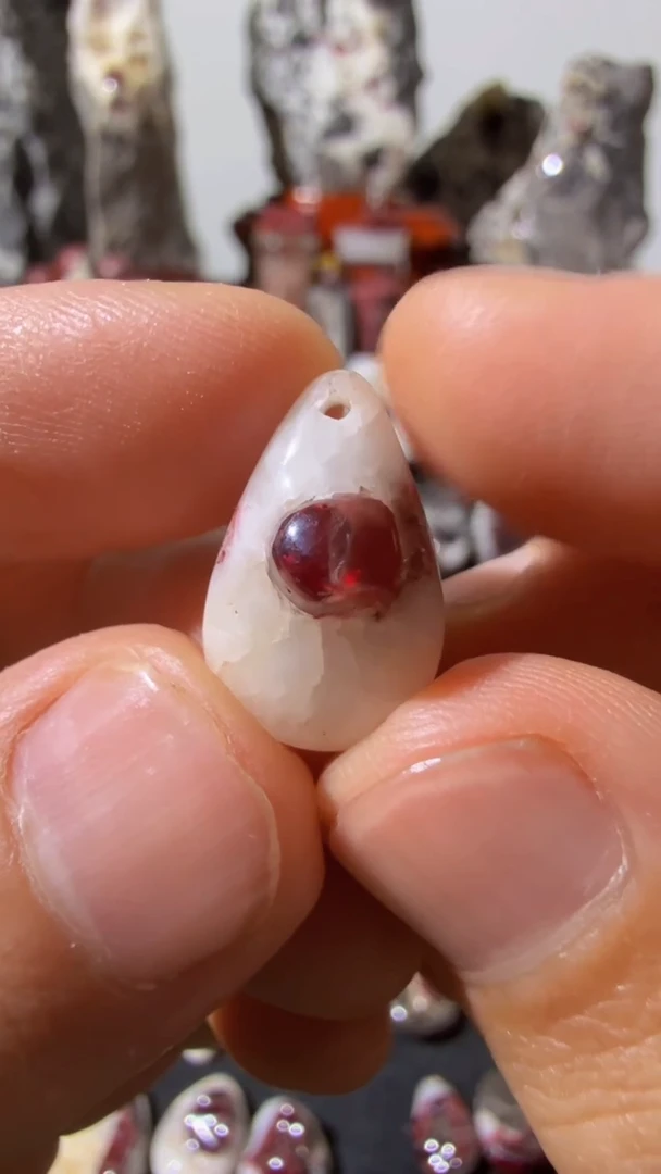 天然辰砂舒**心天然辰砂天然朱砂大晶砂随行吊坠