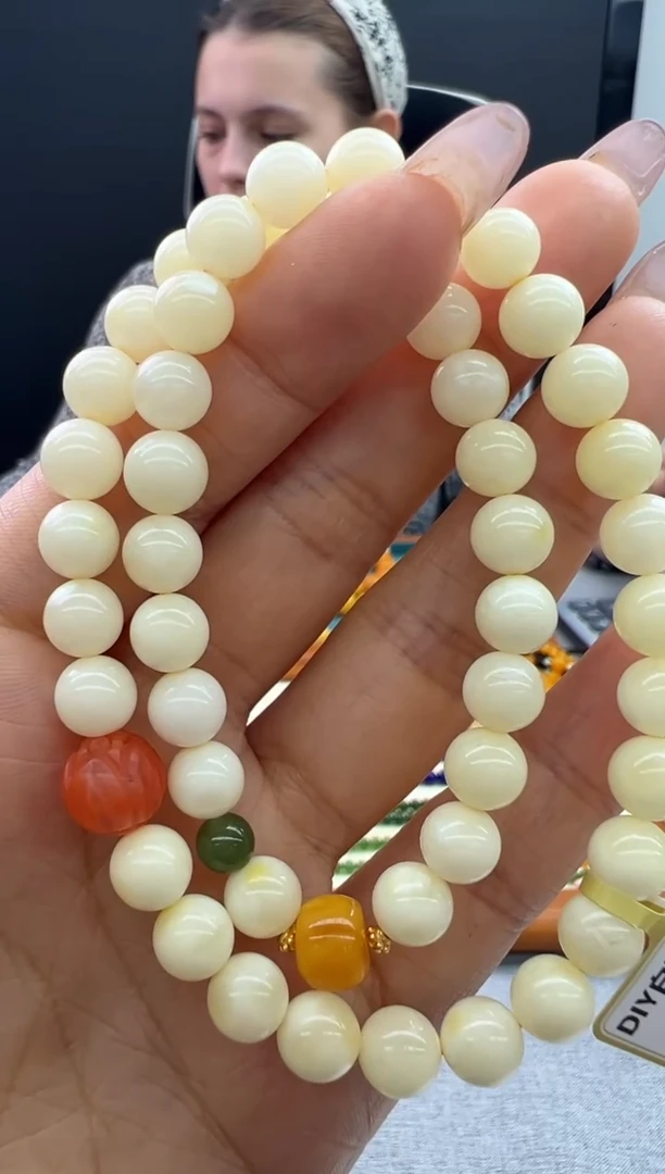 【闪购商品】琥珀颈饰未镶嵌220秒拍号