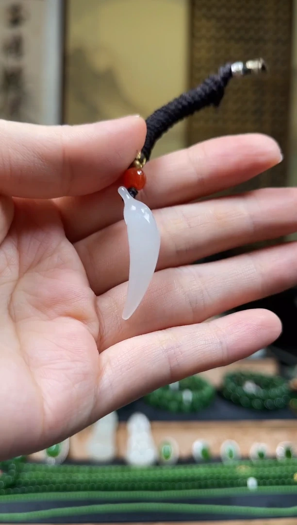 颈饰未镶嵌和田玉精品小辣椒吊坠