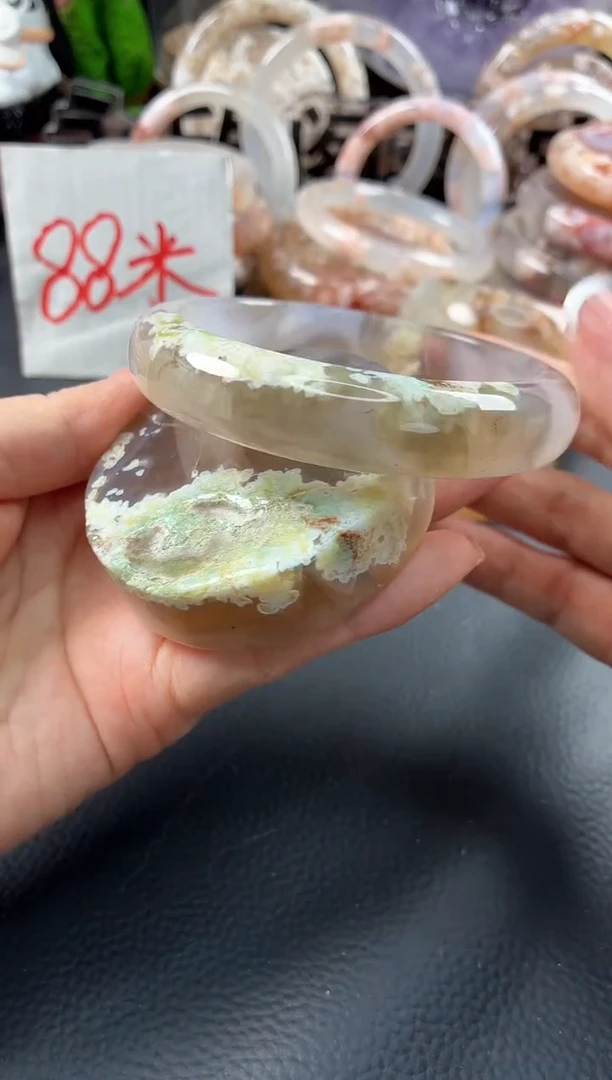 未镶嵌手镯（圆镯）石英质玉61