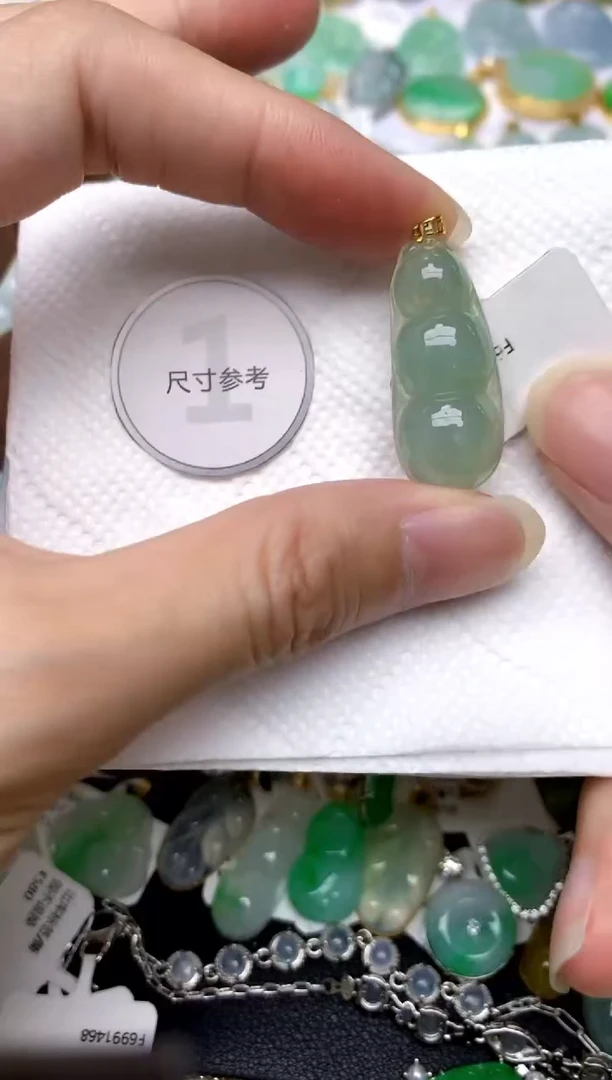 颈饰18K金镶嵌翡翠天然A货翡翠
