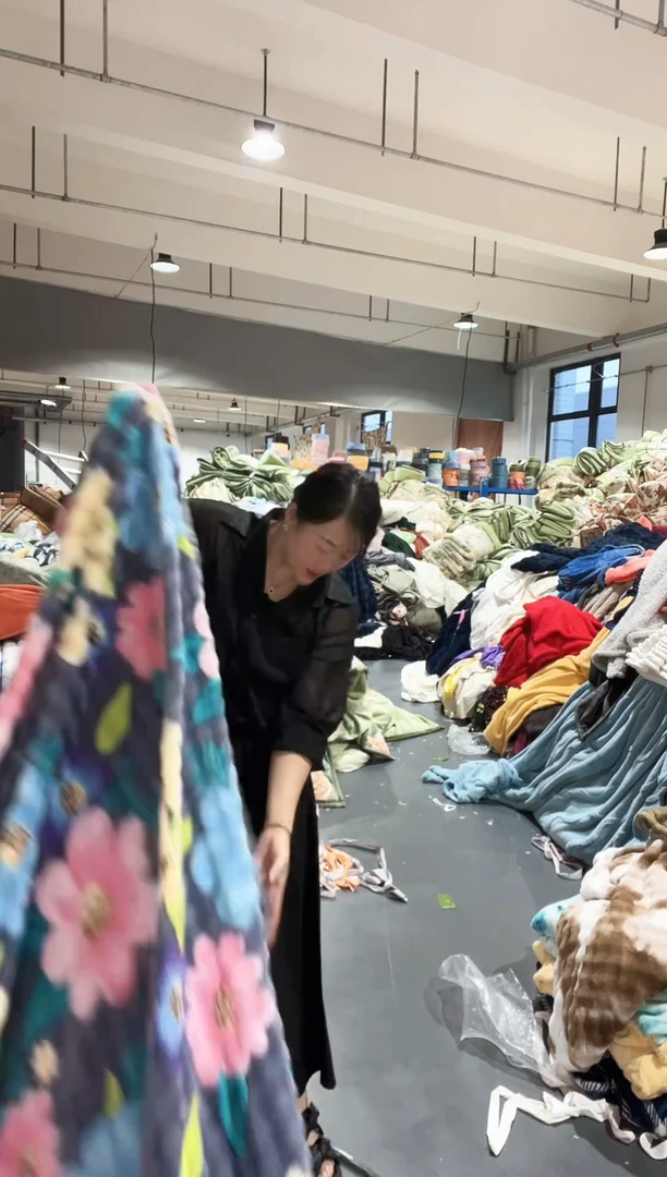 牛奶绒主播手上展示的产品  泡泡