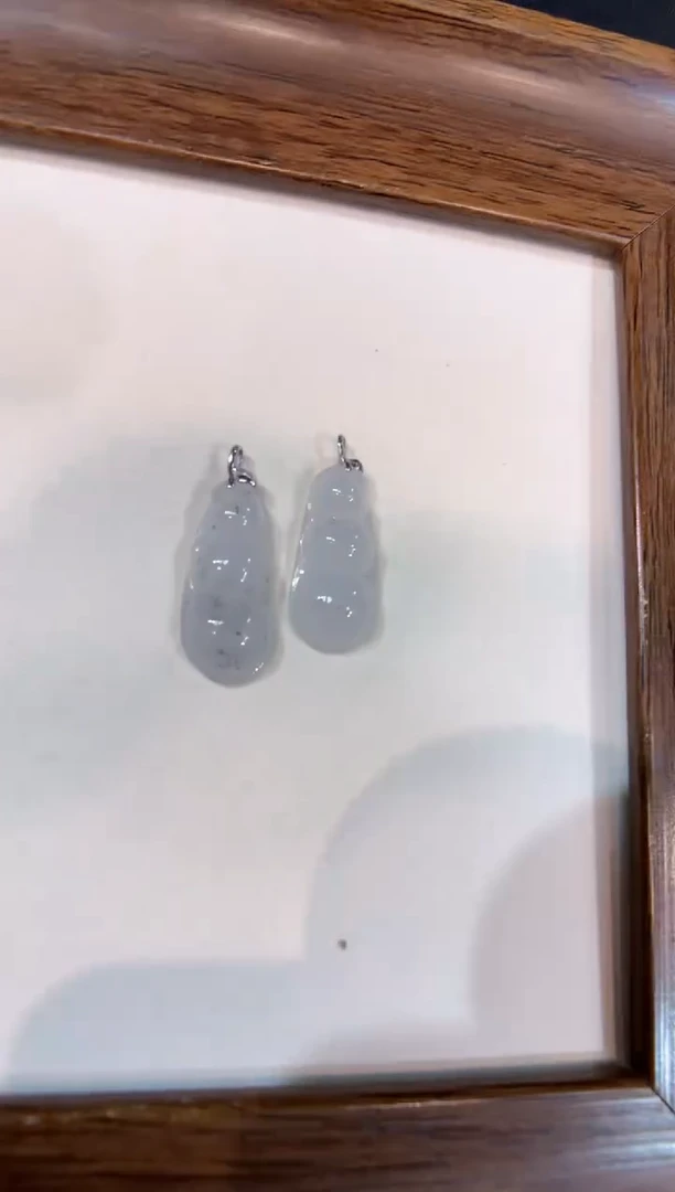 颈饰18K金镶嵌翡翠福豆 多样性发一件