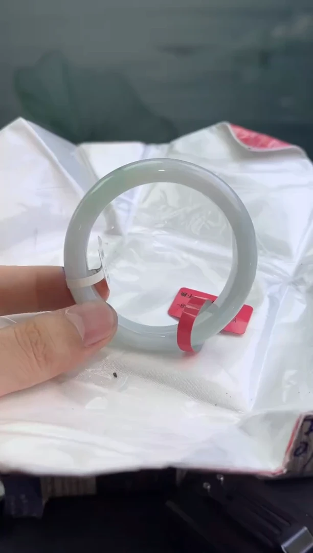 翡翠手镯未镶嵌翡翠手镯