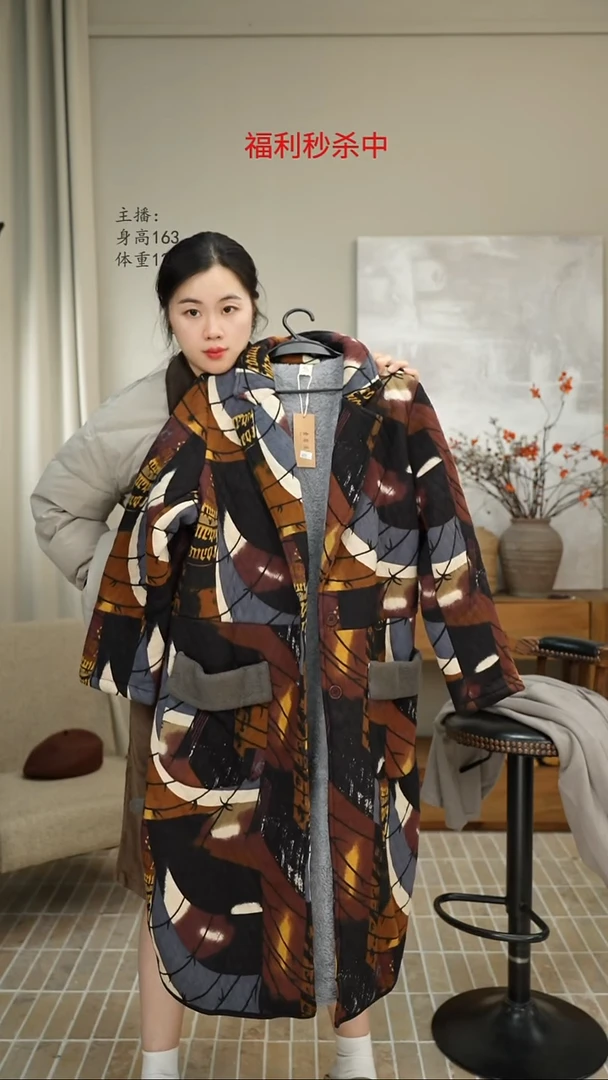 咖色 翻领加绒印花外套