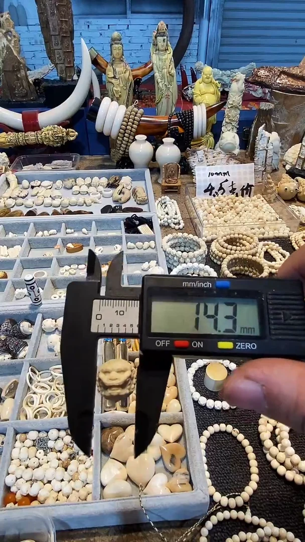 泥塑q****8小手把件摆件