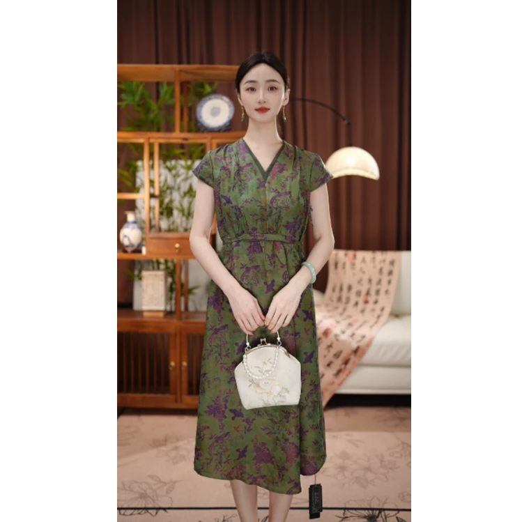 【翠梧栖】新中式夏季100桑蚕丝非遗提花香云纱V领绿色连衣裙24503