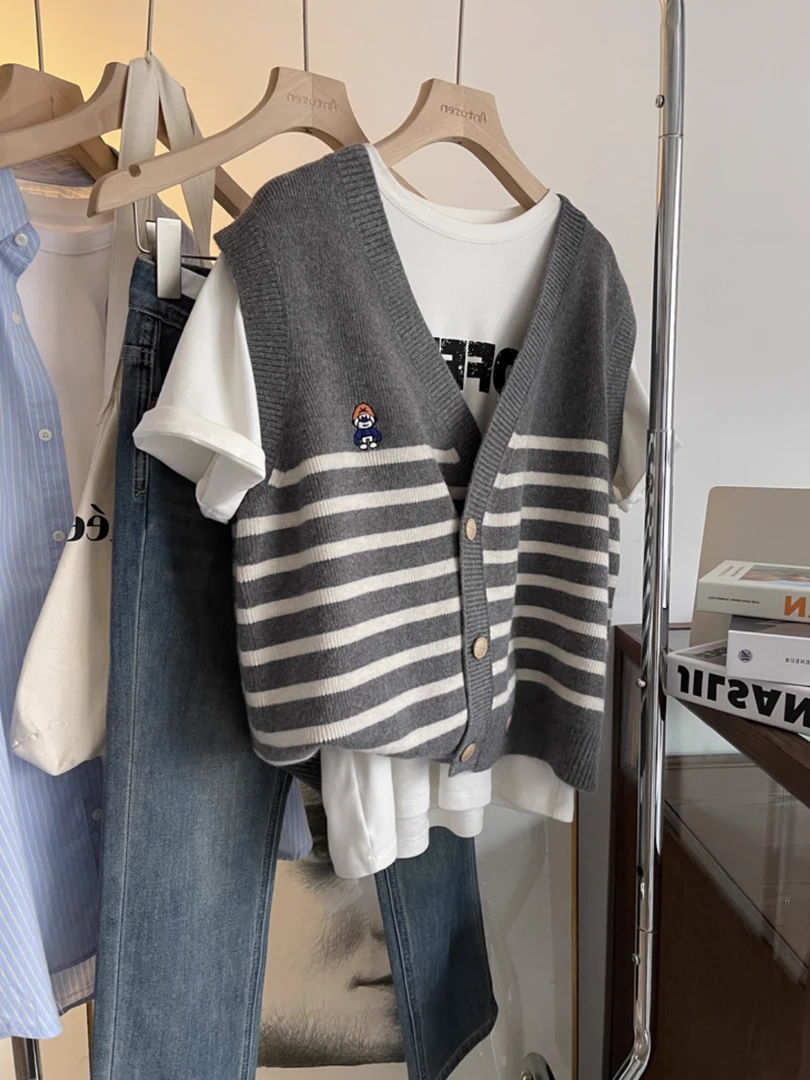 【351号-400号】学院风V领马甲开衫条纹针织女装马夹刺绣短款套装