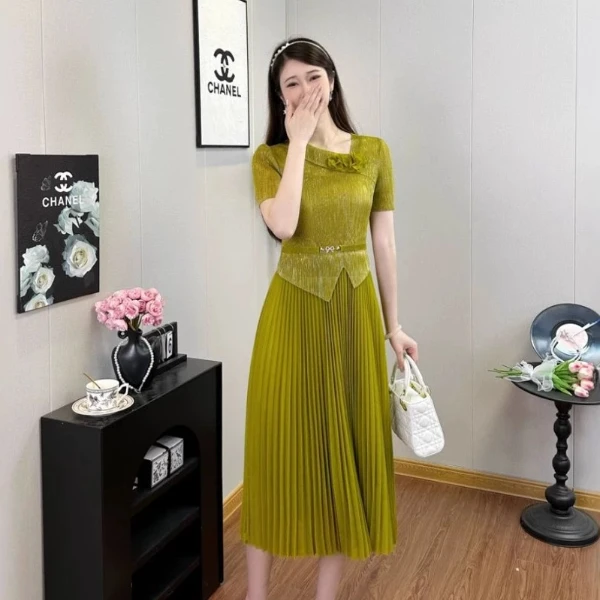 【文文家】SK201三宅褶皱轻奢女装#斜V领领口贴布花连衣裙