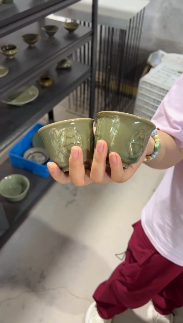 微瑕耀州窑青瓷三不猴小杯一对