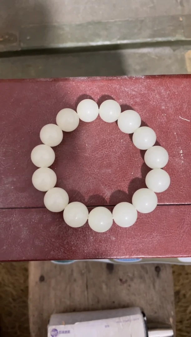 颈饰未镶嵌和田玉（糖玉）手链一件