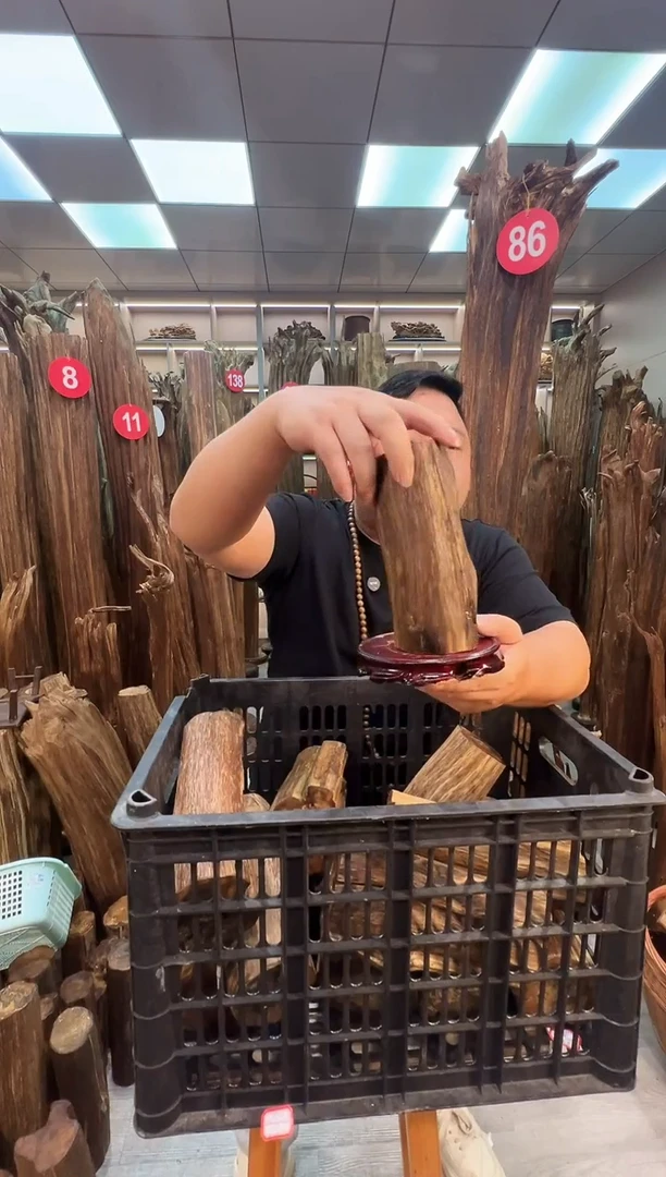 沉香碎屑沉香沉香原料摆件工艺品一百元以上带底座