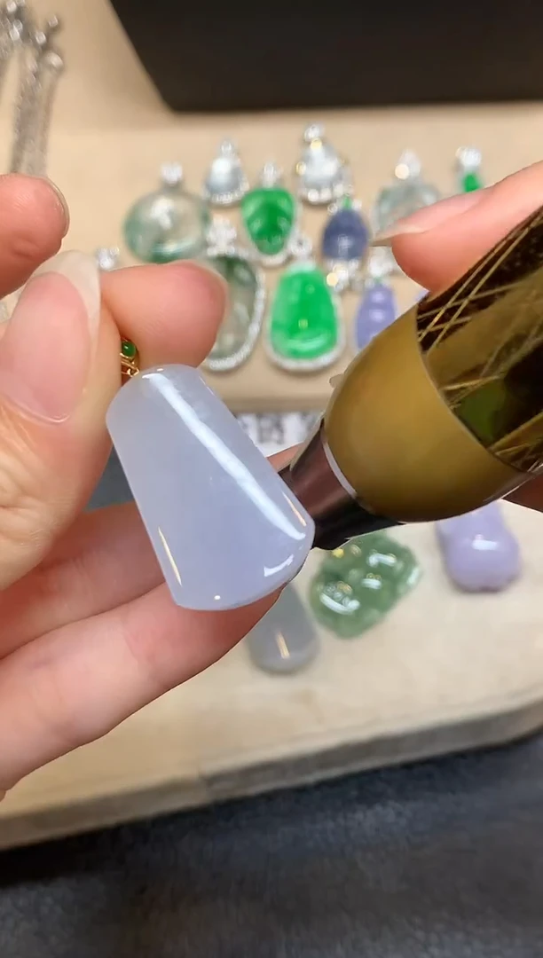 颈饰18K金镶嵌翡翠无事牌【无服务费