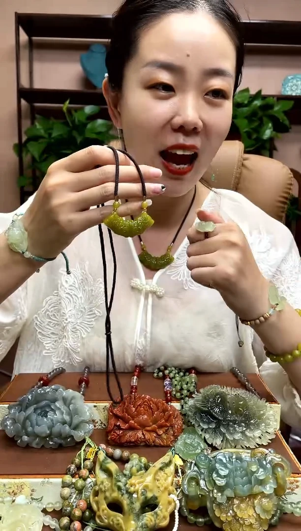 岫玉未镶嵌颈饰多样性发货发其中之一
