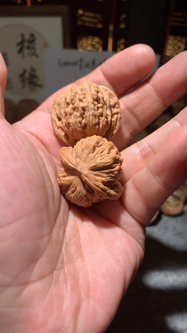 文玩核桃把件【核缘雅趣】34左右汉高楼，同尺寸随机发