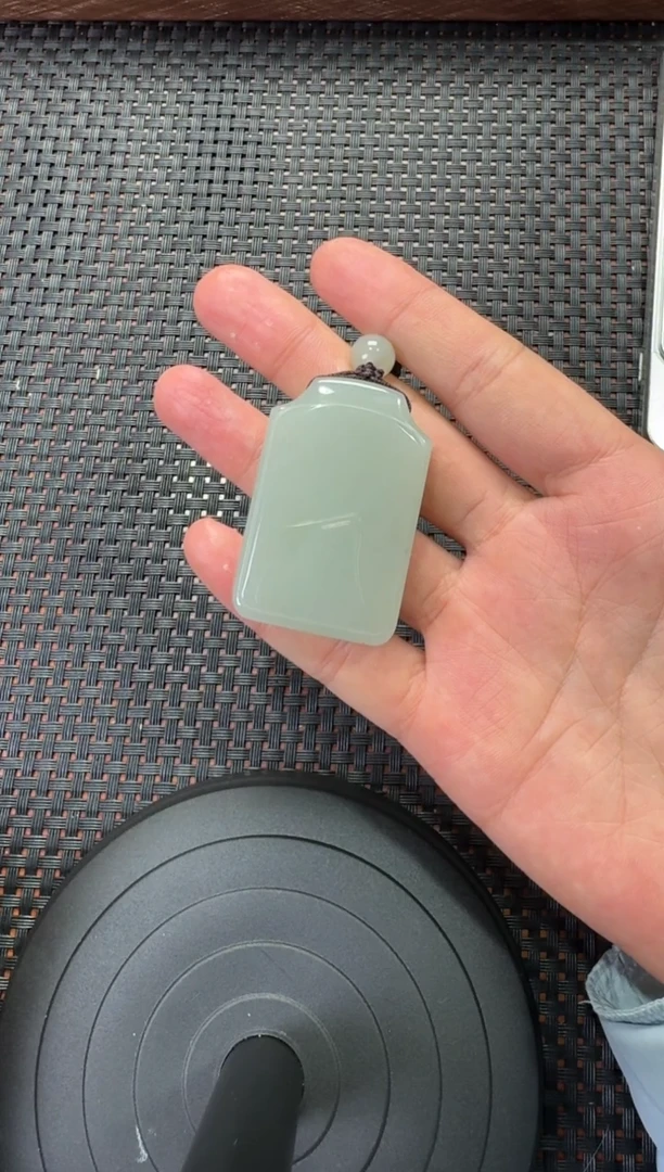 吊坠(赠链)未镶嵌和田玉血*近矿无事牌