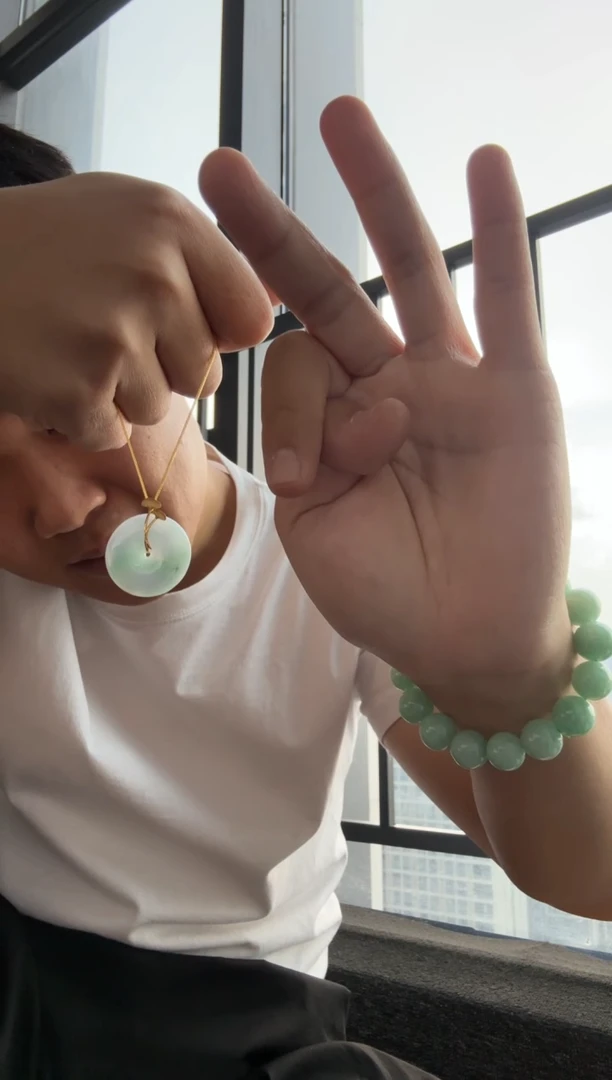 翡翠18K金镶嵌颈饰简**单天然A货翡翠冰春彩平安扣吊坠 多样性