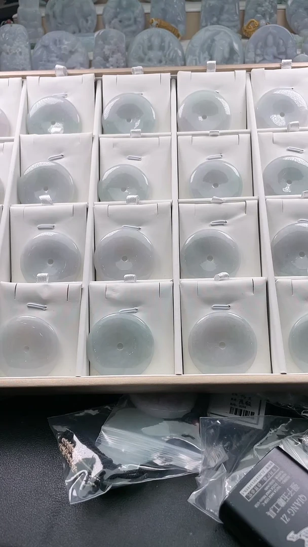 翡翠未镶嵌颈饰..../7/4/ 79多样性发其一