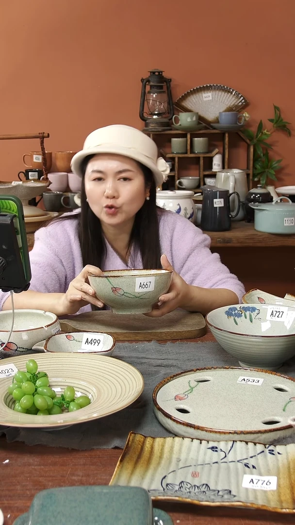 陶瓷A667 一只手绘荷花黑点18*8.5碗可能微瑕18*8.5