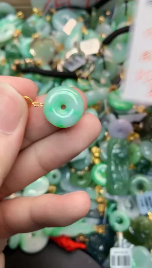 翡翠未镶嵌颈饰        1