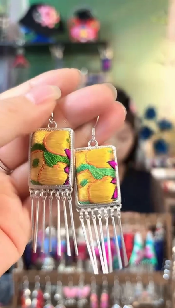 彩云南阁非遗老绣饰品503