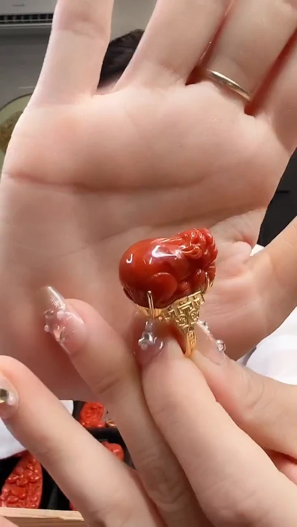 18K金镶嵌戒指南红玛瑙/貔貅款