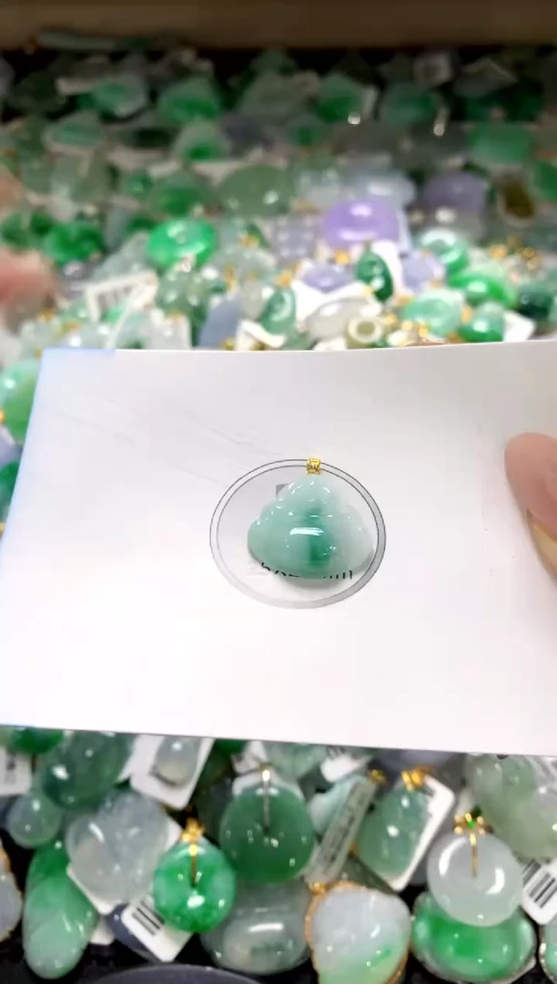 颈饰18K金镶嵌翡翠1111111111111111