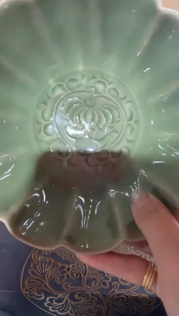 瓷片s***yL009 手工刻花折棱花口碗  菊纹