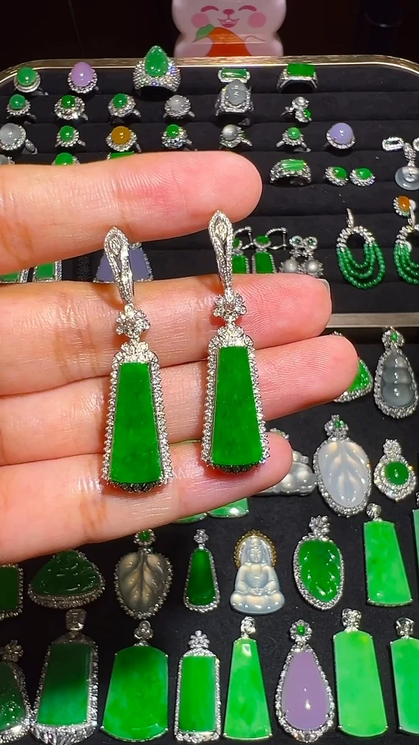 颈饰18K金镶嵌翡翠耳坠