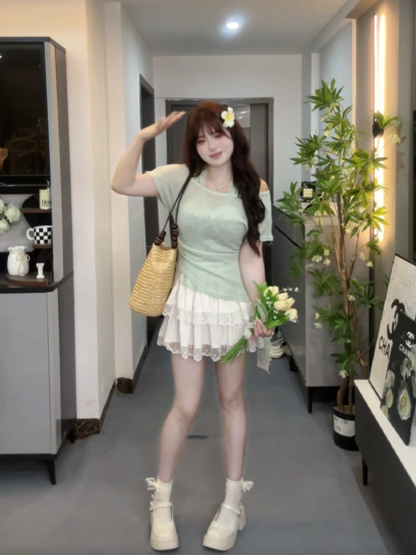 大码甜美甜辣风v领蕾丝拼接短袖t恤女2025夏季设计感挂脖绑带上衣