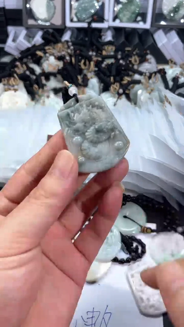 翡翠未镶嵌颈饰7/26/03