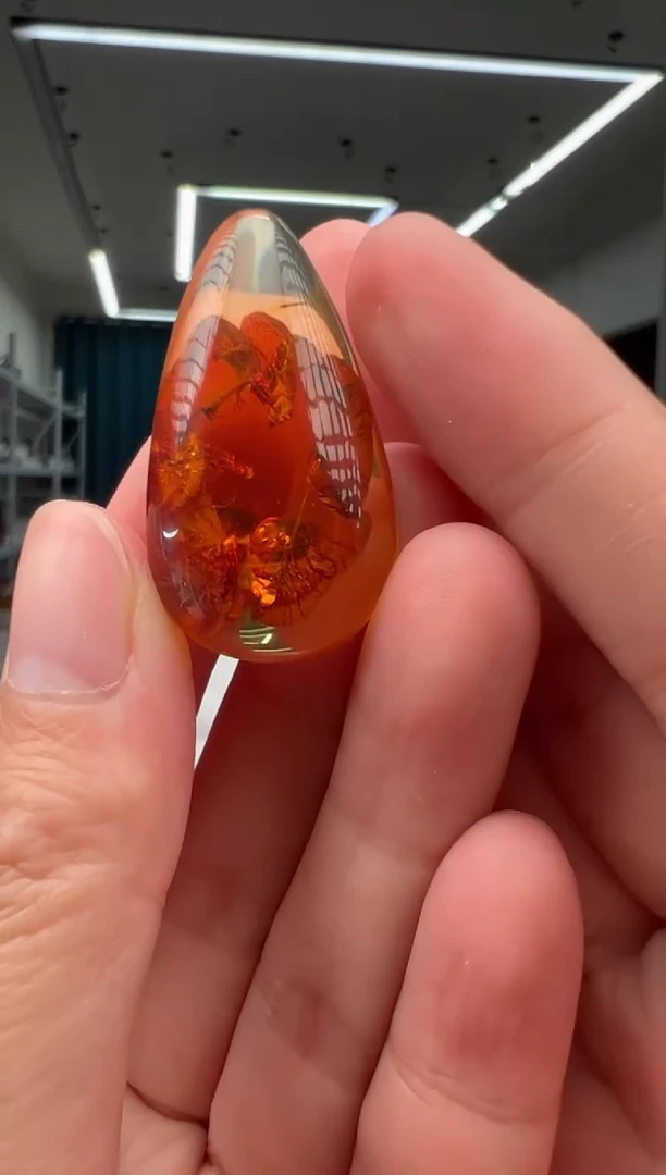 未镶嵌颈饰琥珀吊坠