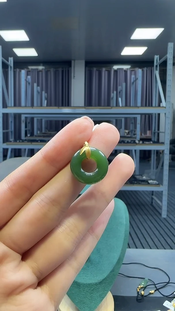 18K金镶嵌和田玉挂件1