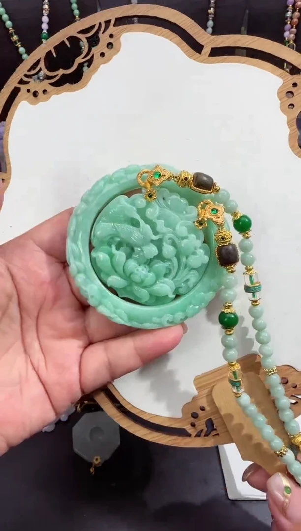 翡翠未镶嵌颈饰手镯5556